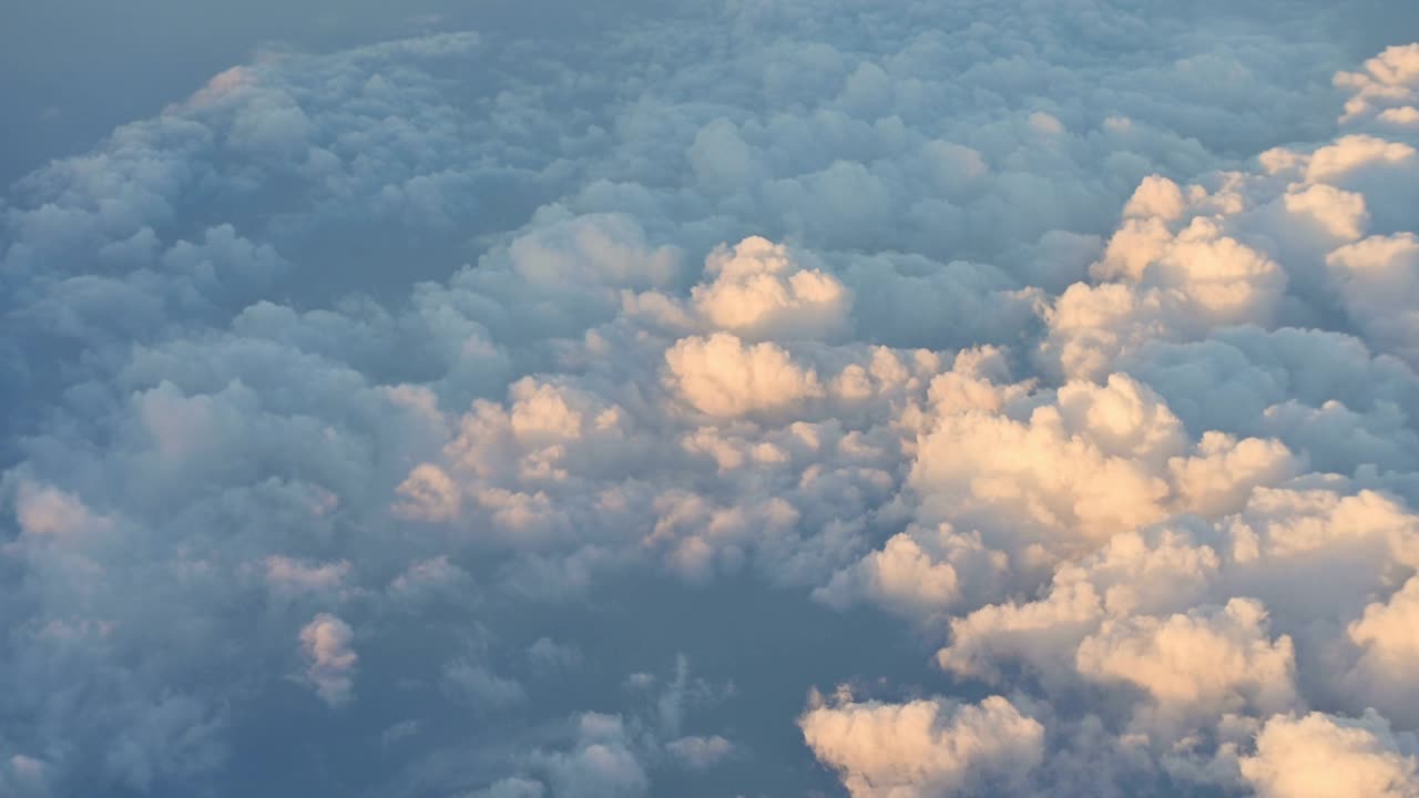 高空的全景自然阳光在积云和层层叠叠的云层中日出日落。视频素材