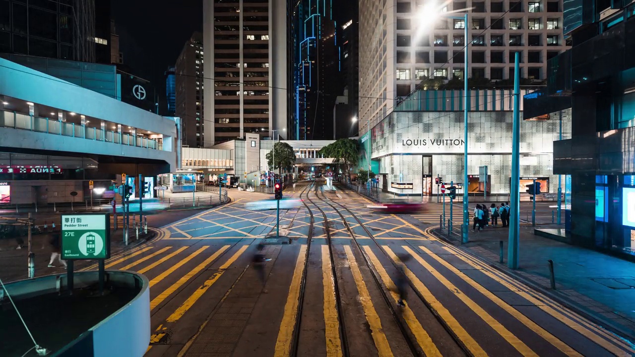 视点:香港市区有轨电车夜间行驶时的超延时。公共交通，汽车交通，亚洲旅游，通勤生活方式概念视频素材