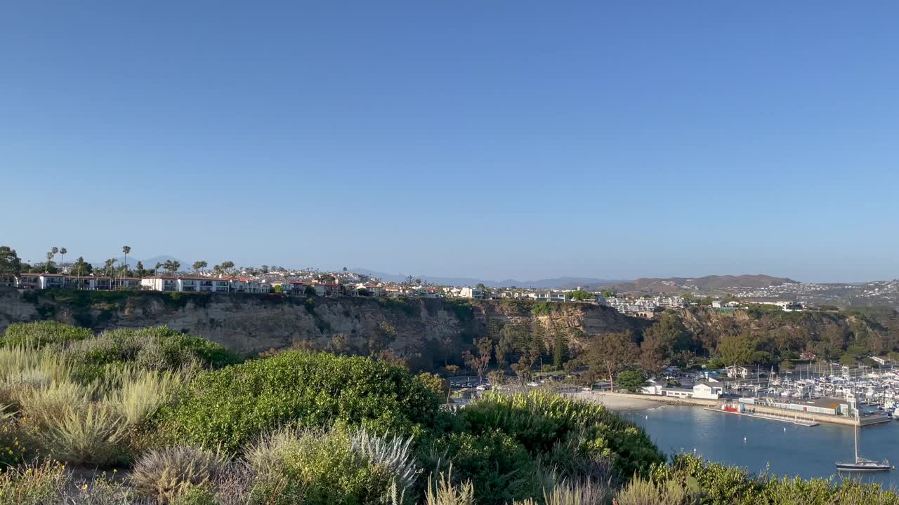 风景航拍达纳角海岸和码头远景日落，奥兰治县，南加州视频素材