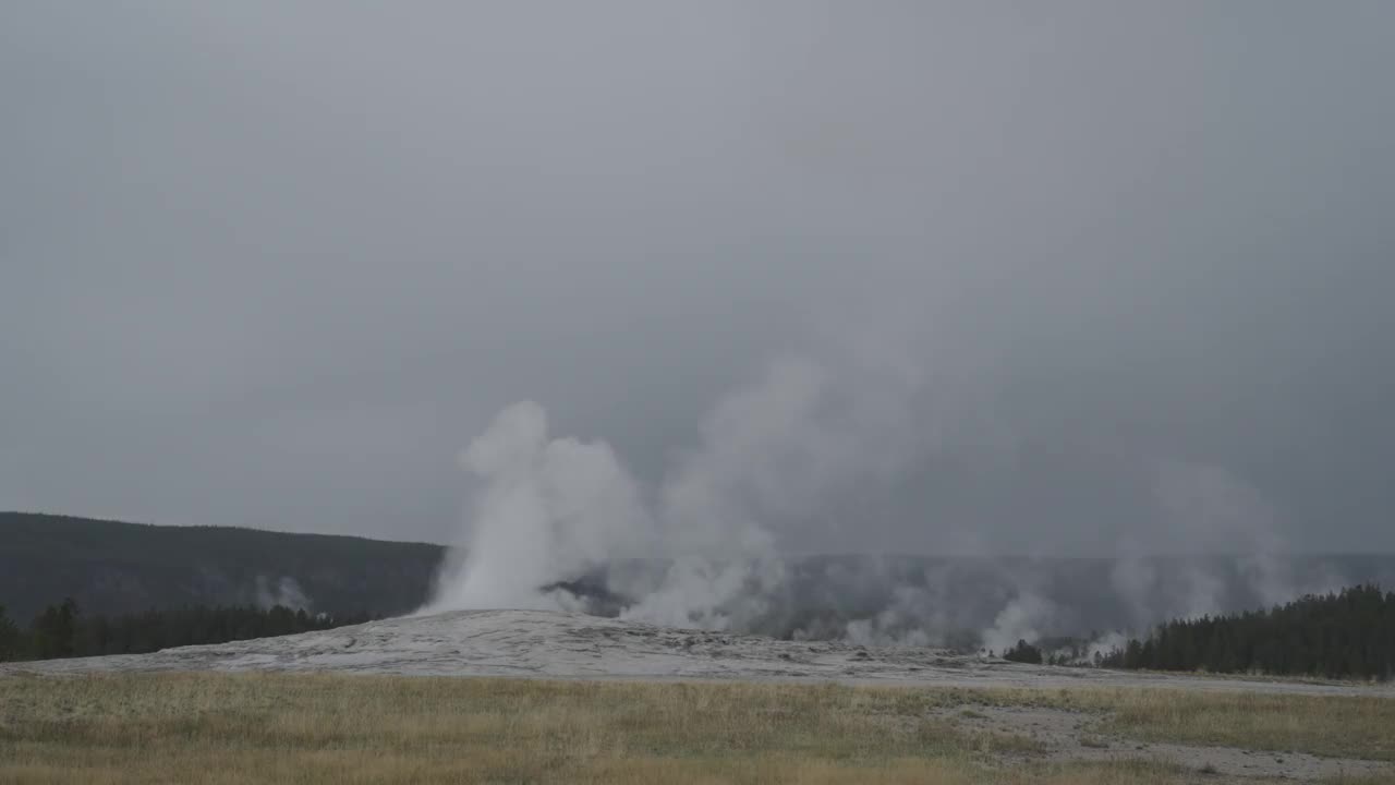 老忠实喷发上间歇泉盆地超级火山黄石国家公园怀俄明州视频素材