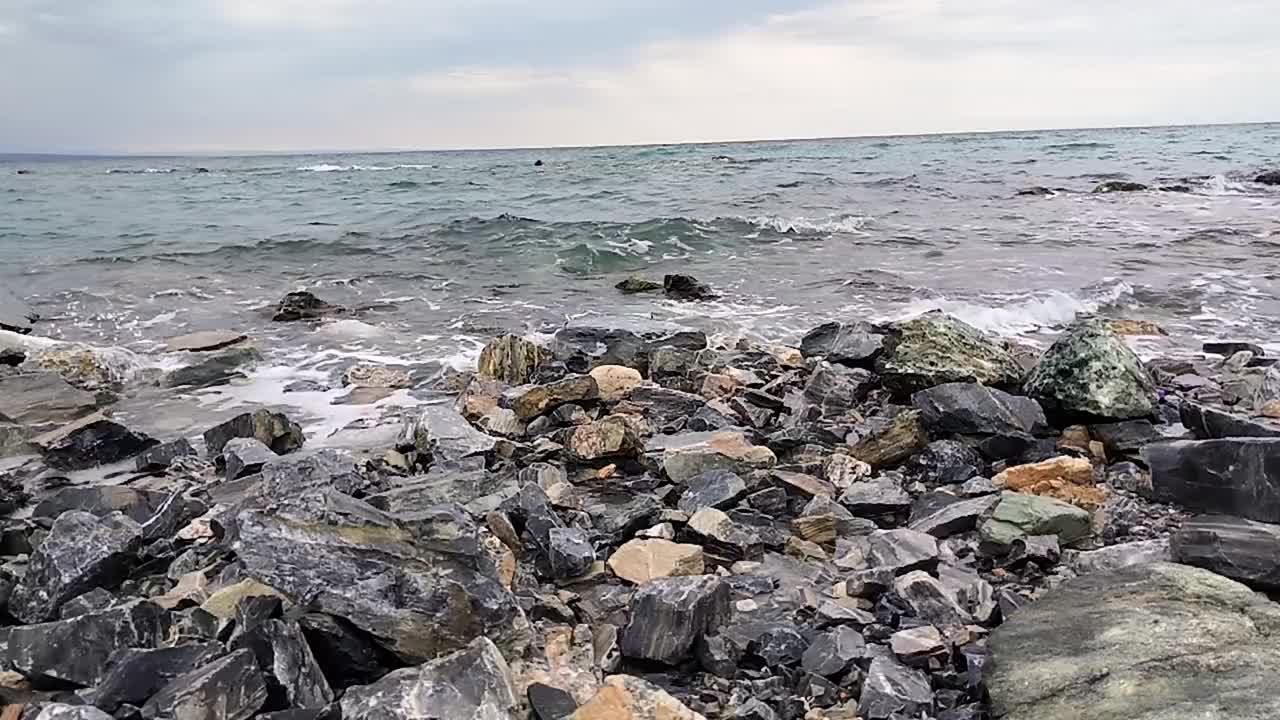 岩石海滩上的波浪视频下载