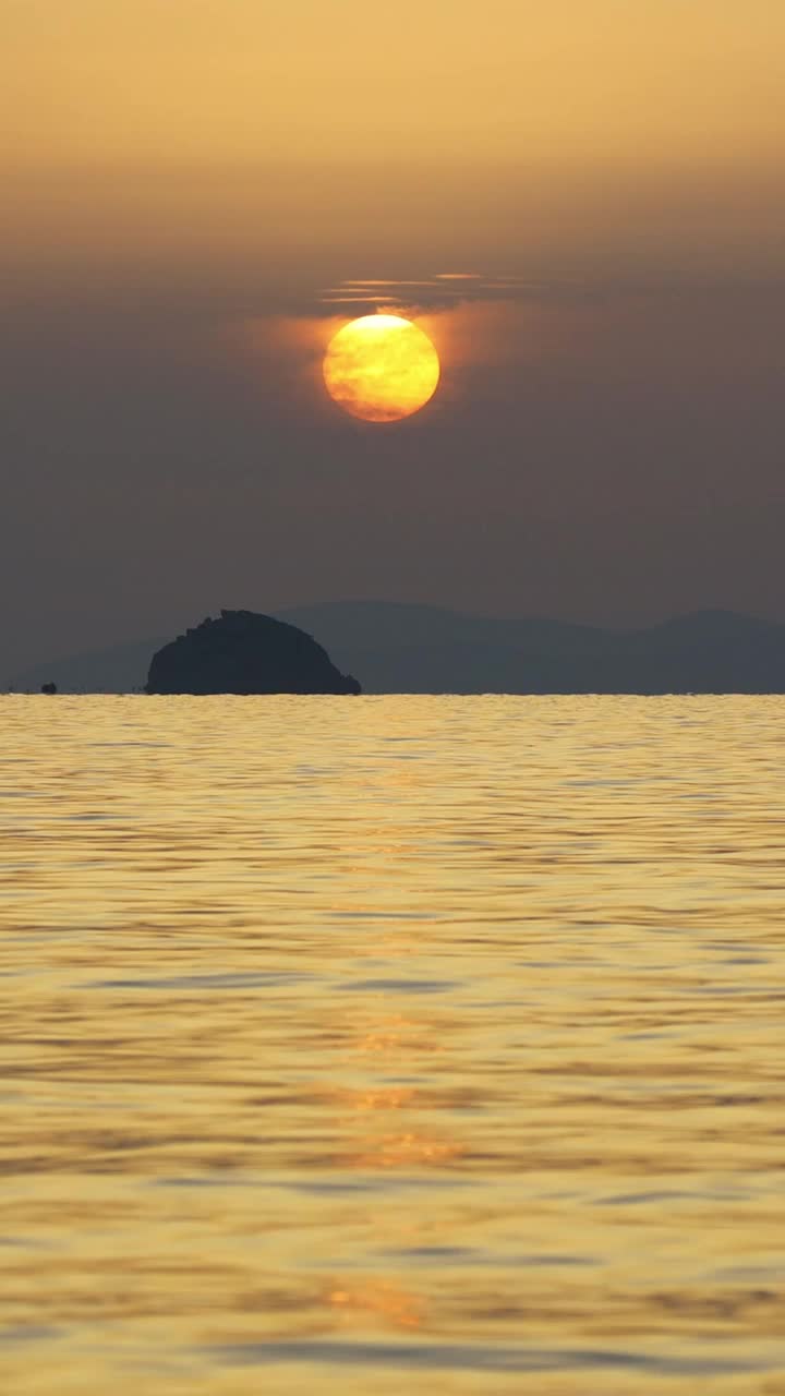 海滨小镇Turgutreis和壮观的日落。博德鲁姆,土耳其。社交媒体的垂直视频。视频素材