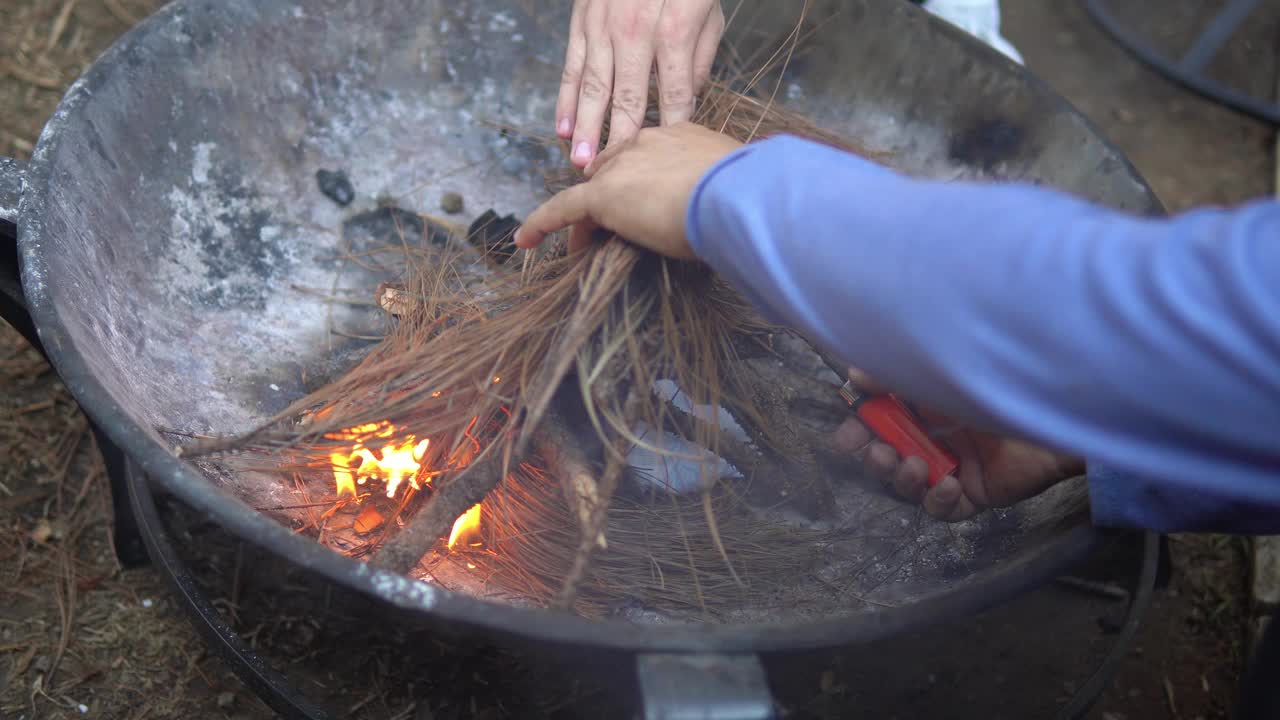 在野餐时为营火生火视频素材