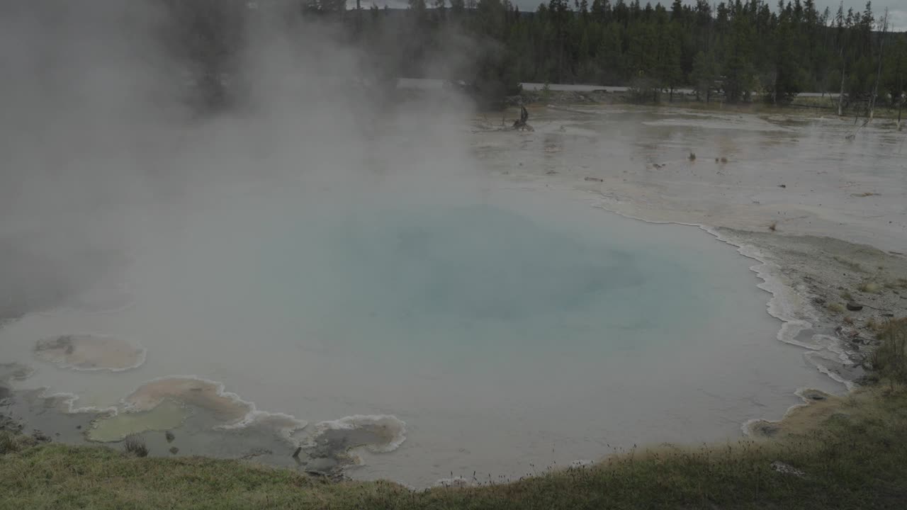 超级火山黄石国家公园的温泉和间歇泉视频素材