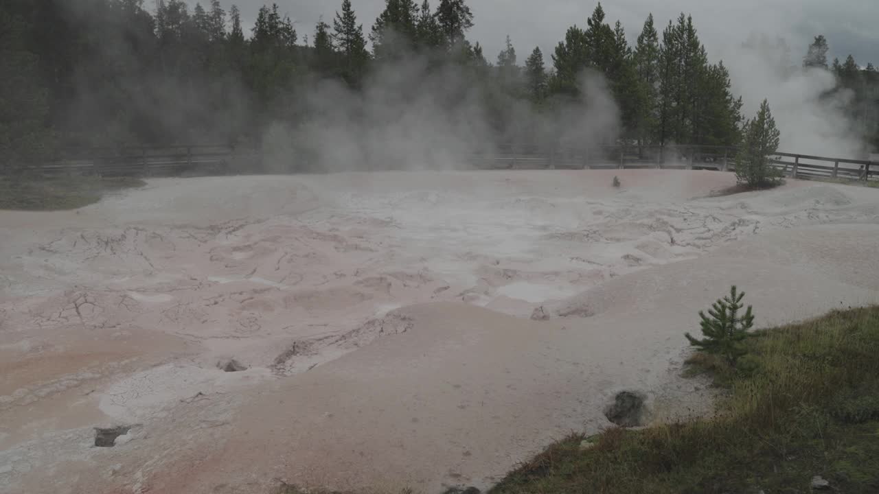 超级火山黄石国家公园的温泉和间歇泉视频素材