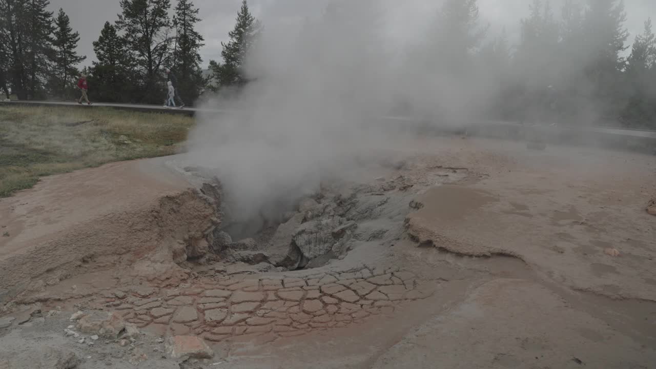 超级火山黄石国家公园的温泉和间歇泉视频素材