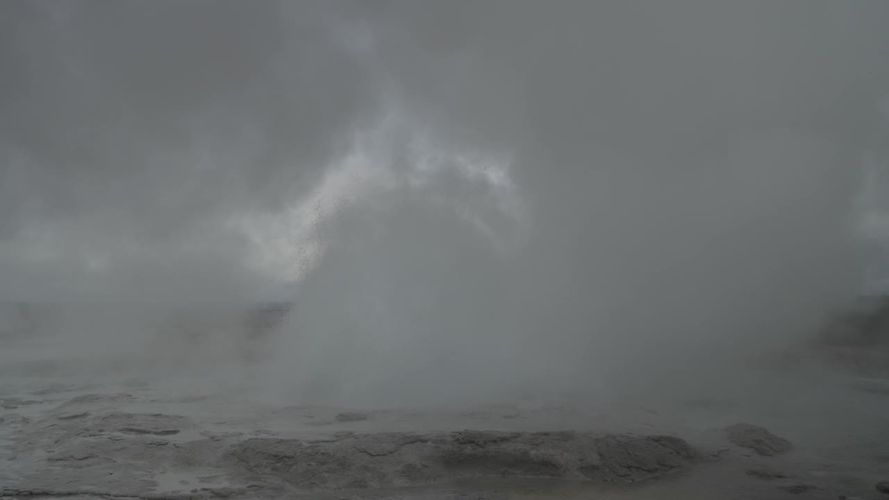 超级火山黄石国家公园的温泉和间歇泉视频素材