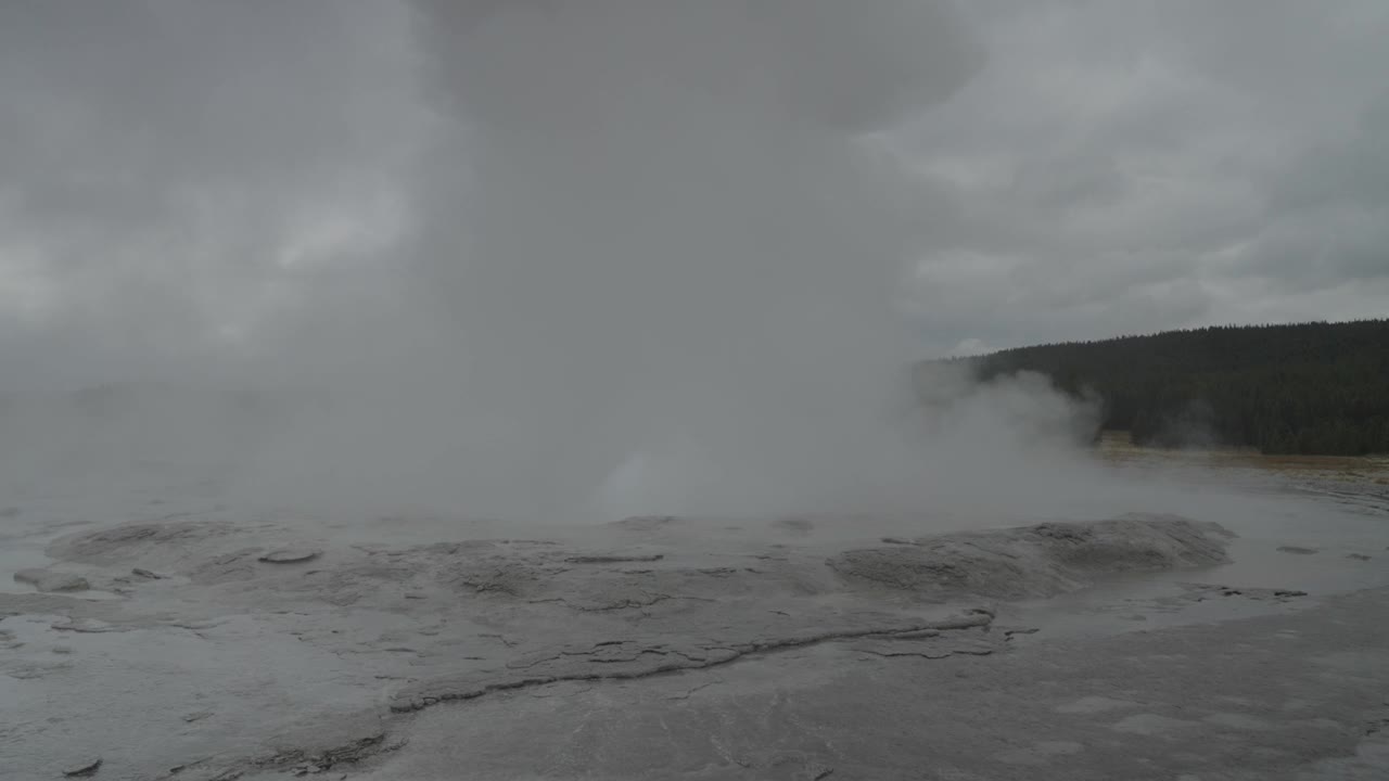 超级火山黄石国家公园的温泉和间歇泉视频素材