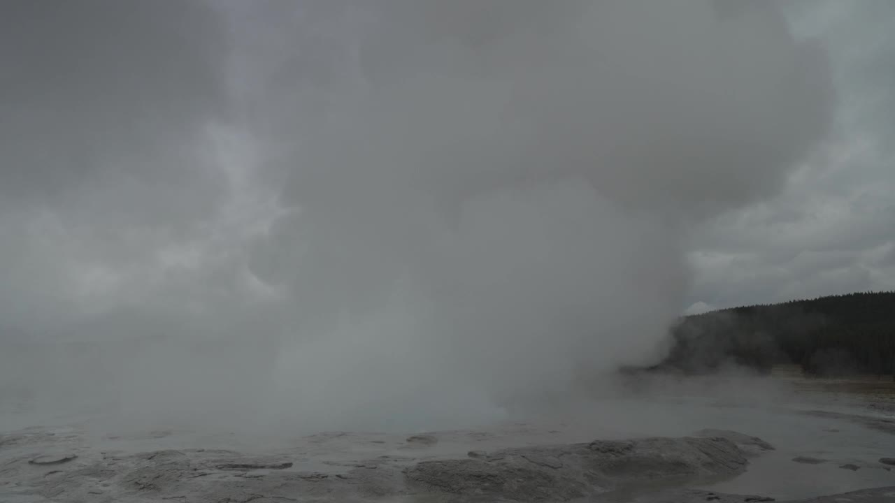 超级火山黄石国家公园的温泉和间歇泉视频素材