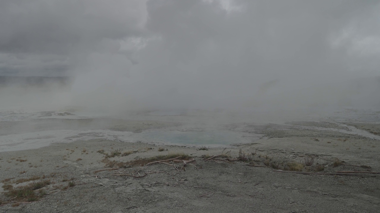 超级火山黄石国家公园的温泉和间歇泉视频素材