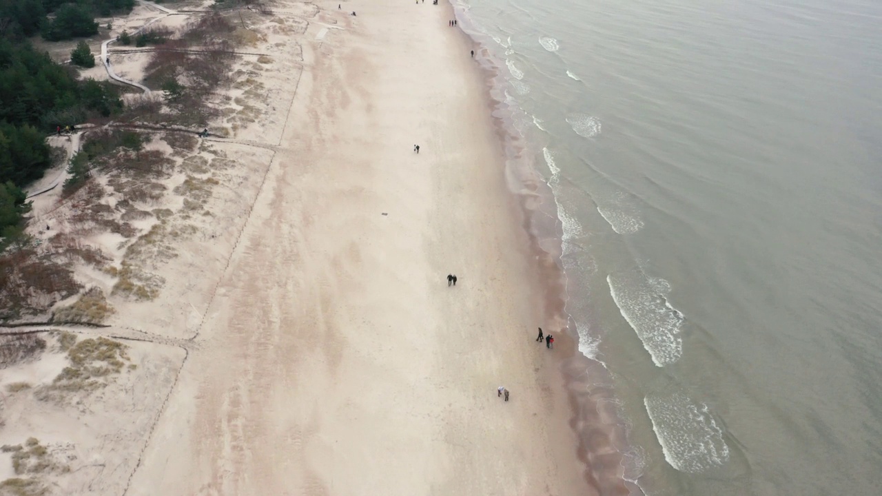 风平浪静时的海滩视频下载