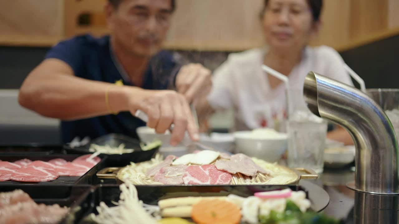 亚洲人喜欢吃自助餐，比如涮锅和汤加视频素材