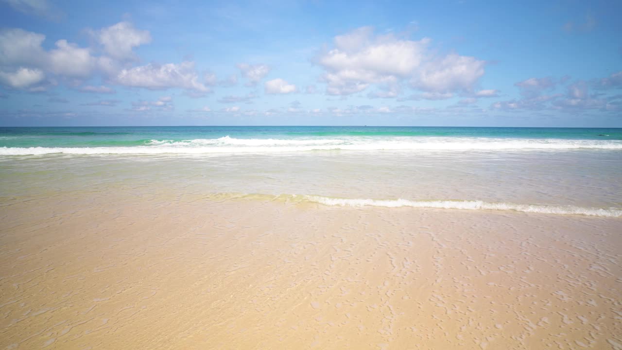 白色沙滩和蓝色海水的全景，湛蓝的背景。视频素材