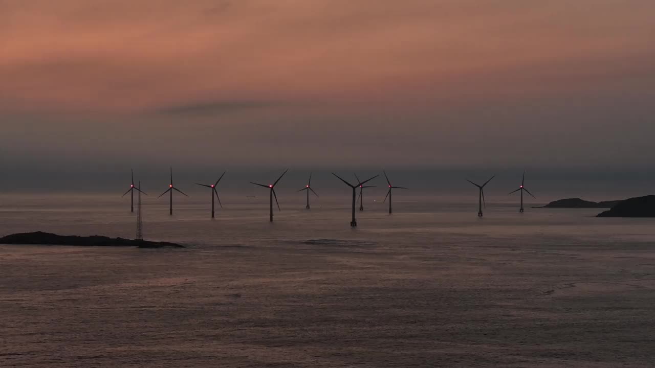 黎明时分的海上风力发电场视频素材