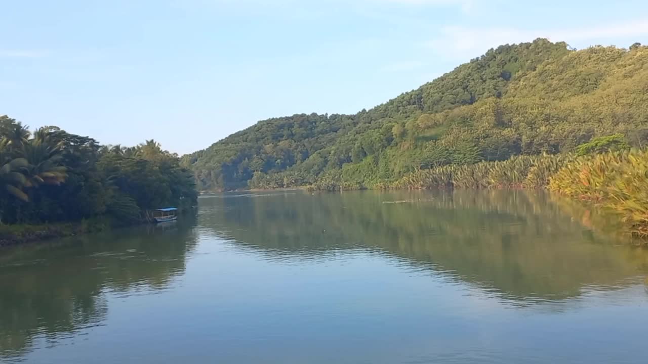 风景秀丽的湖与山和天空的背景。视频素材