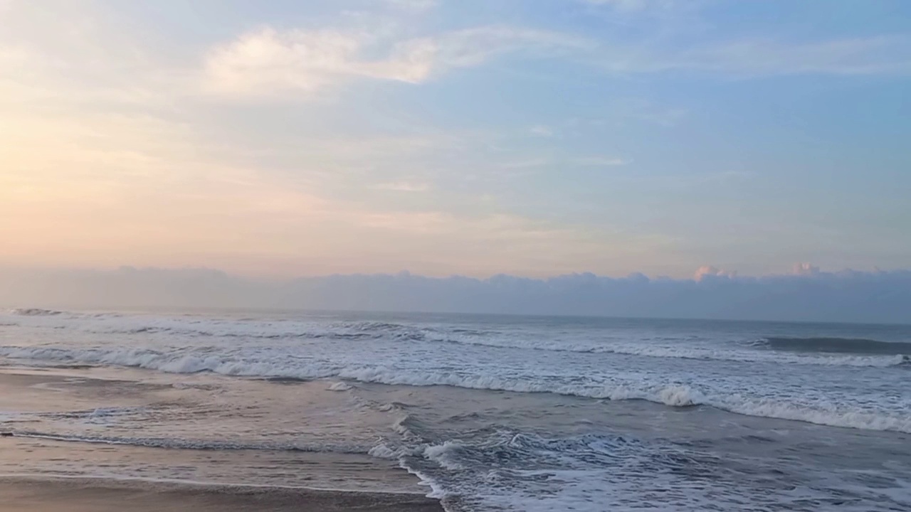 假日海滩。早晨，海滩和海浪的美景。视频下载