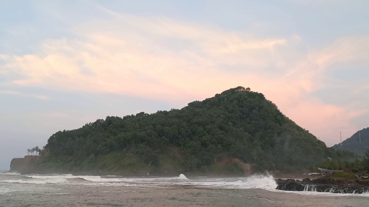 美丽的山景和海浪与戏剧性的天空背景。视频下载