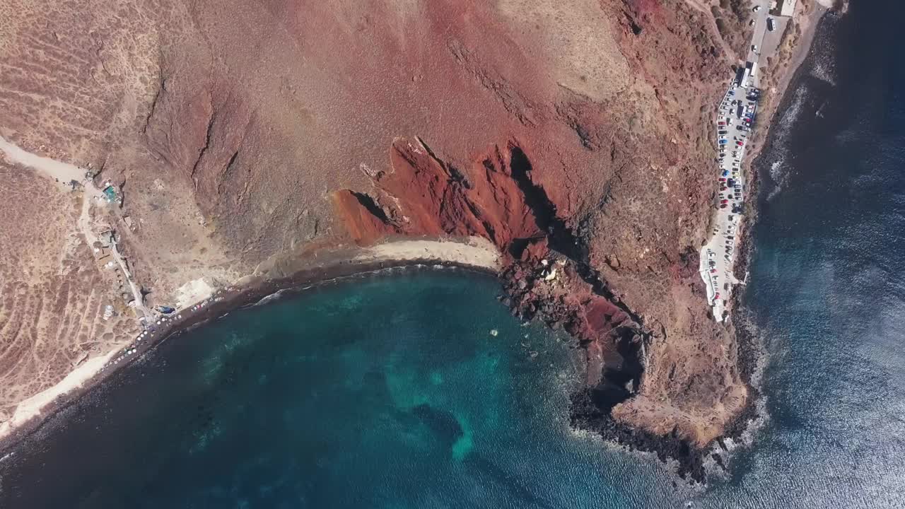 希腊圣托里尼岛红海滩鸟瞰图视频素材