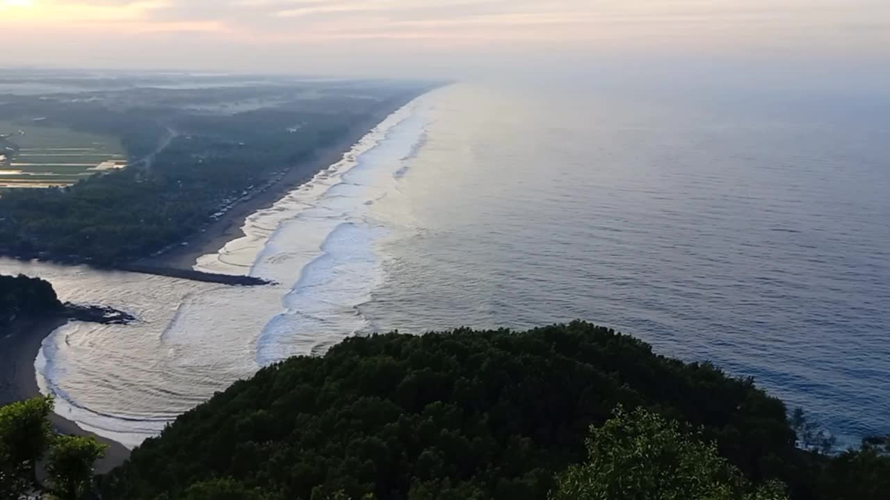 鸟瞰图海浪与早晨的天空背景。视频素材