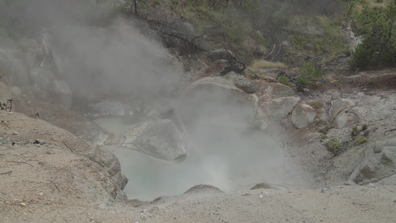 位于怀俄明州超级火山黄石国家公园的诺里斯间歇泉盆地视频素材