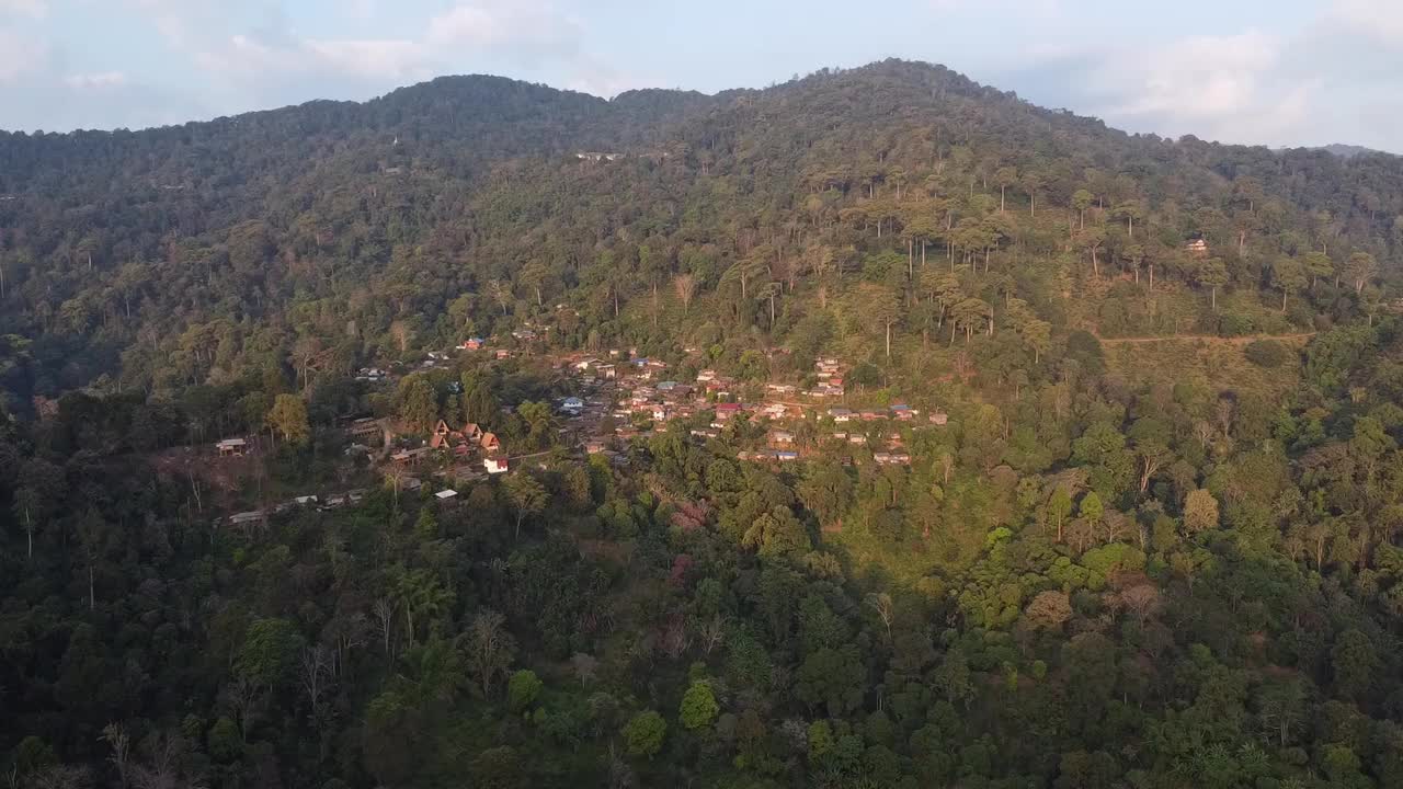 山中的部落村庄视频素材