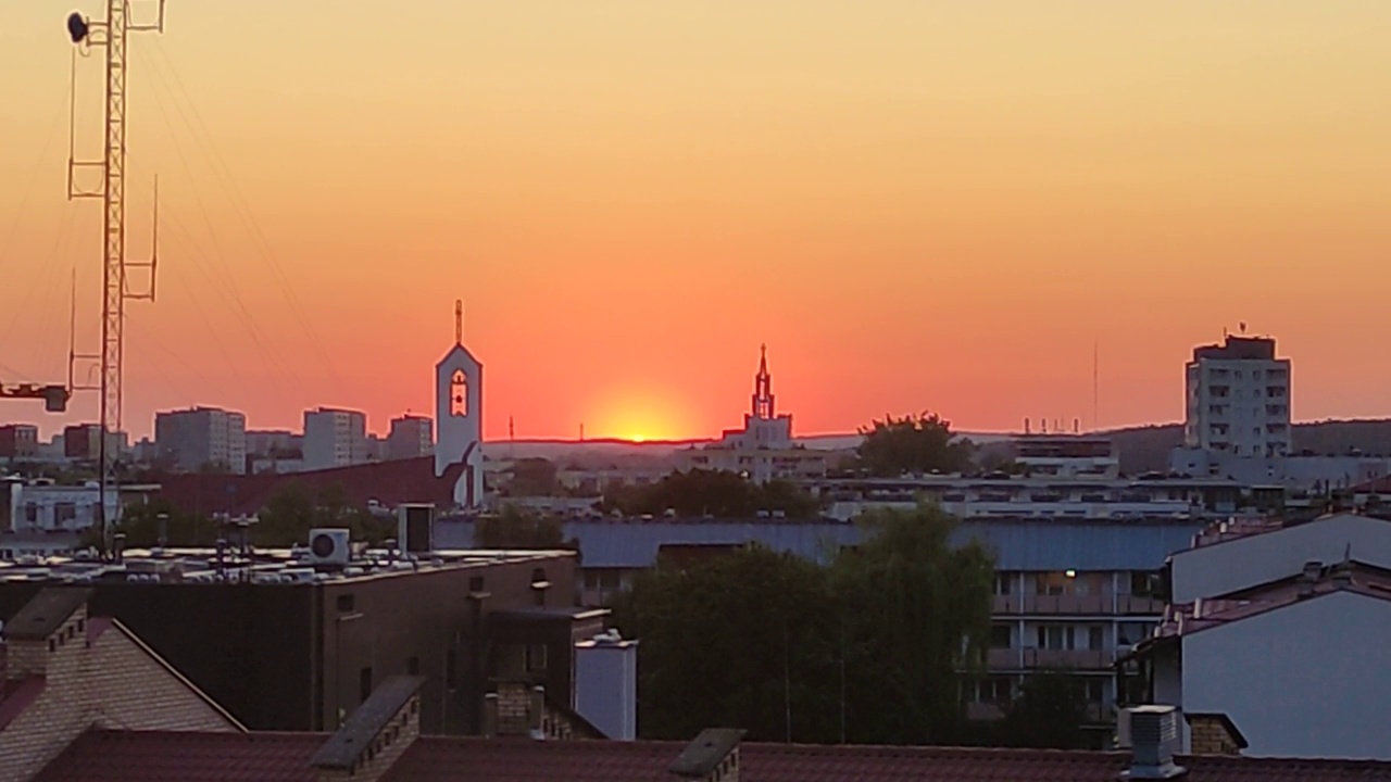 夕阳在地平线上落下的时间。城市景观上的日落视频素材