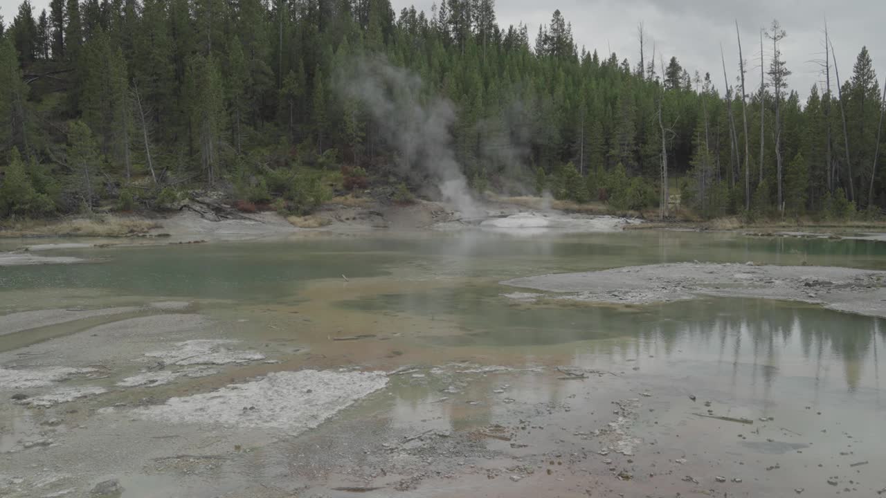 位于怀俄明州超级火山黄石国家公园的诺里斯间歇泉盆地视频素材