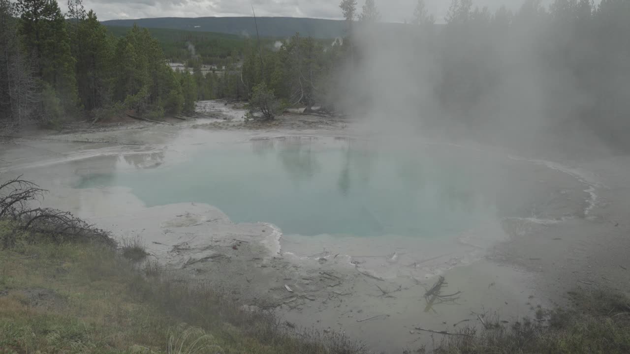 位于怀俄明州超级火山黄石国家公园的诺里斯间歇泉盆地视频素材