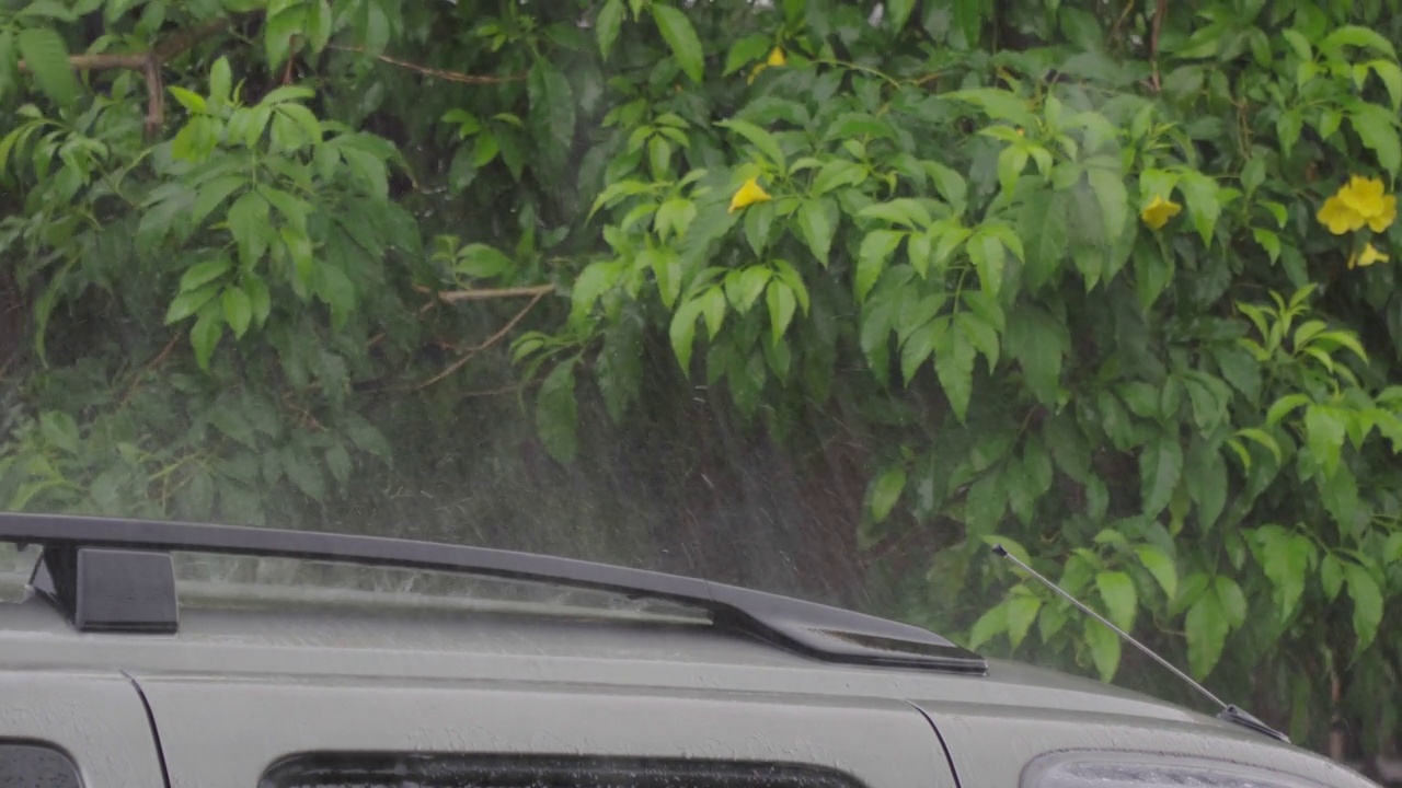 雨水落在车顶上视频素材