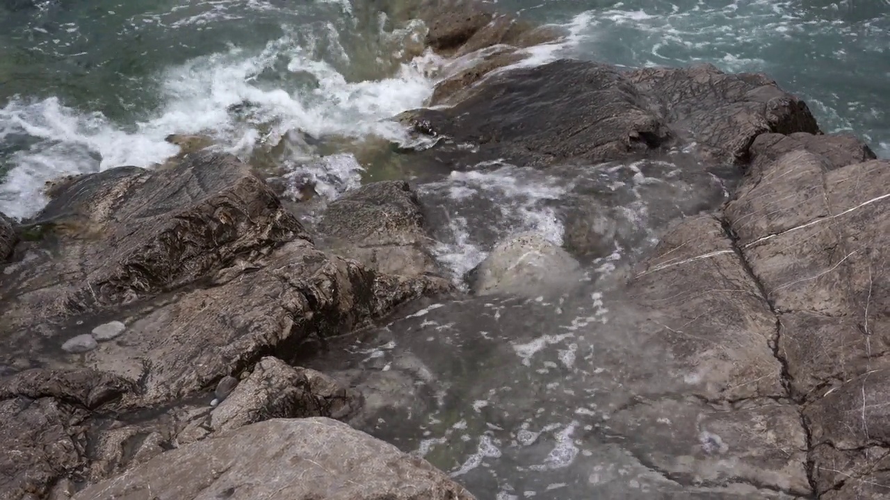 海浪和石头。岩石间波涛汹涌视频素材