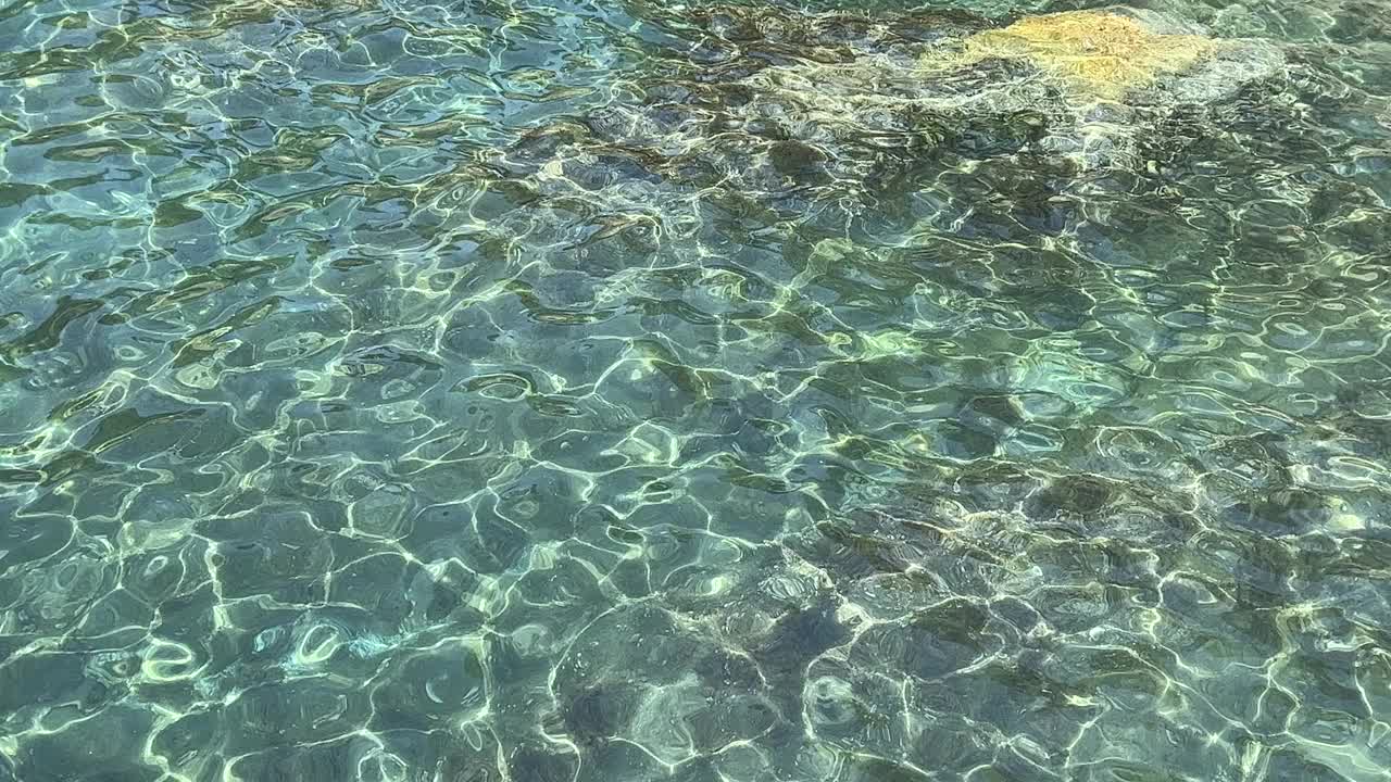 海水蓝蓝的表面，清澈的海水，美丽的海景。视频素材