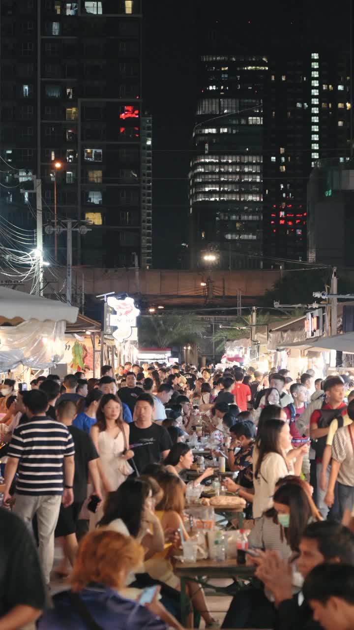 拥挤的中国游客在泰国曼谷夜市享受美食视频素材