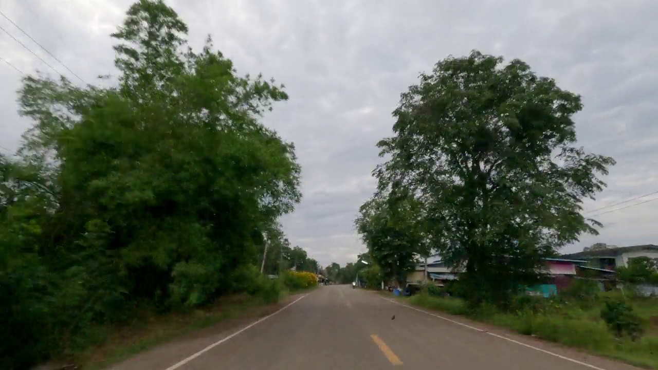 时间流逝，从汽车前面的GoPro相机的视图，它正在通过道路。视频素材