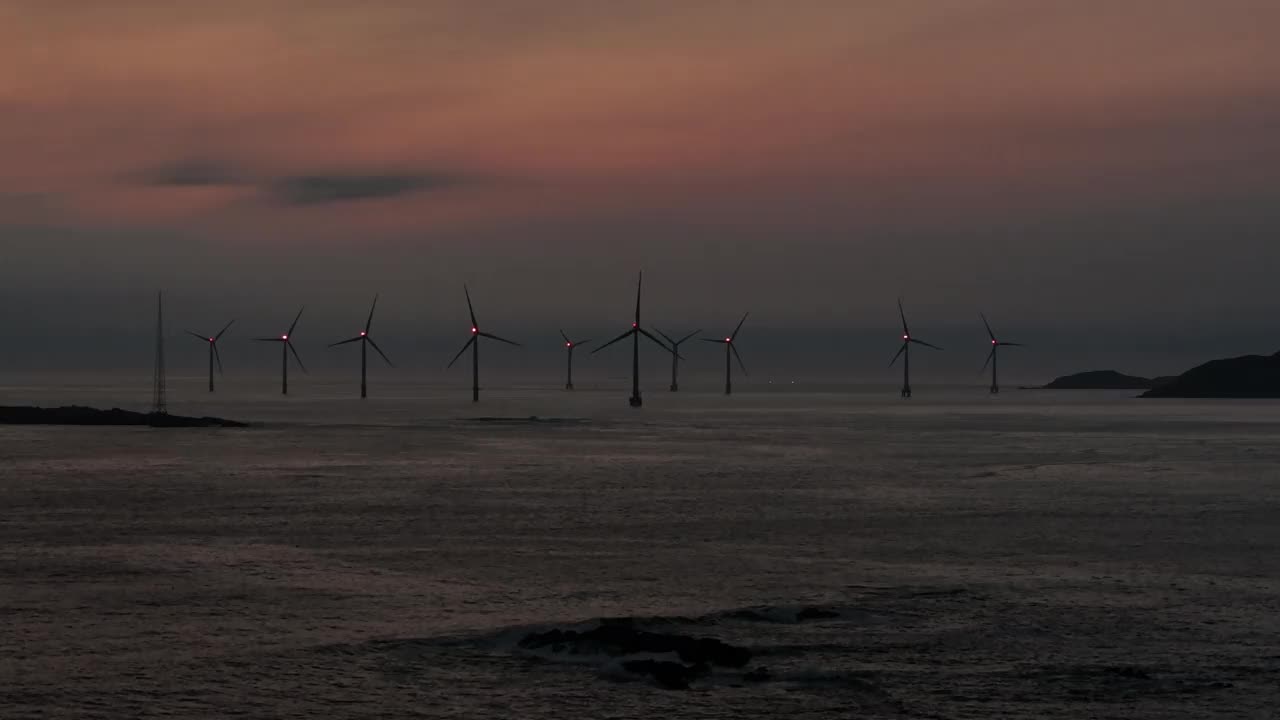 黄昏中的海上风力发电场视频素材