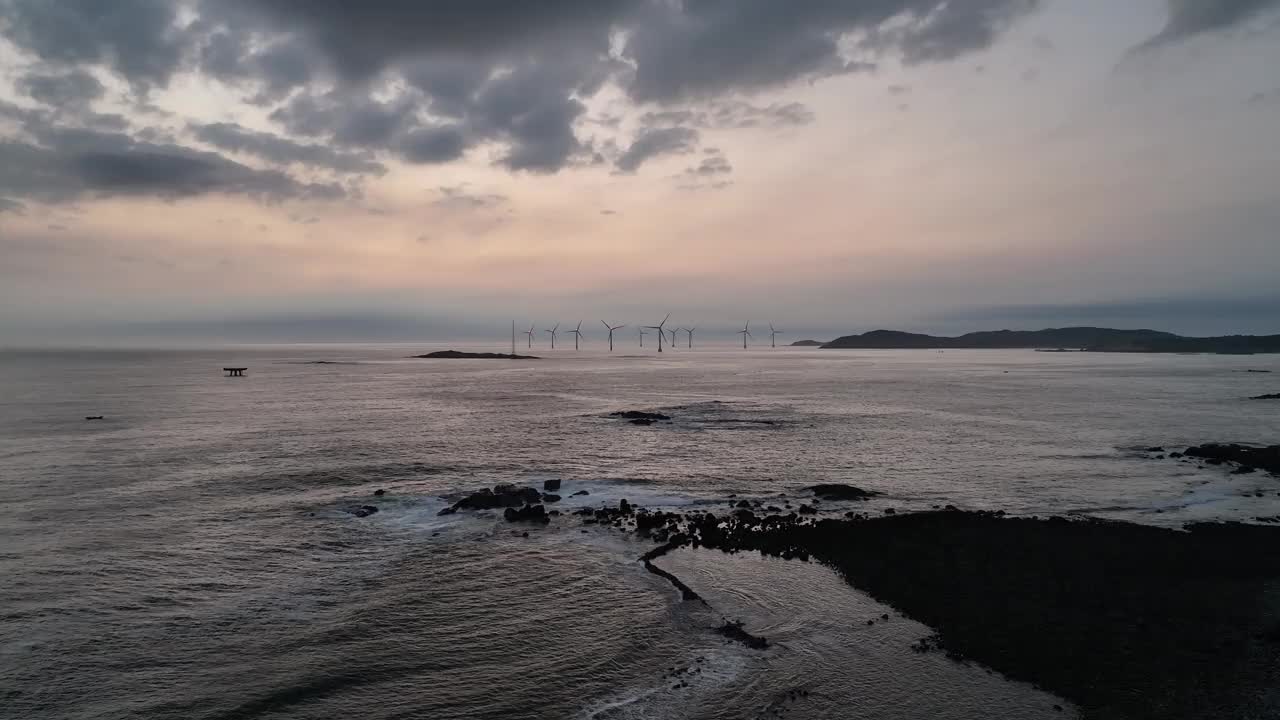 黎明时分的海上风力发电场视频素材