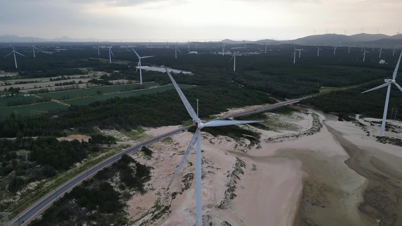 海滩上风力发电场的鸟瞰图视频素材