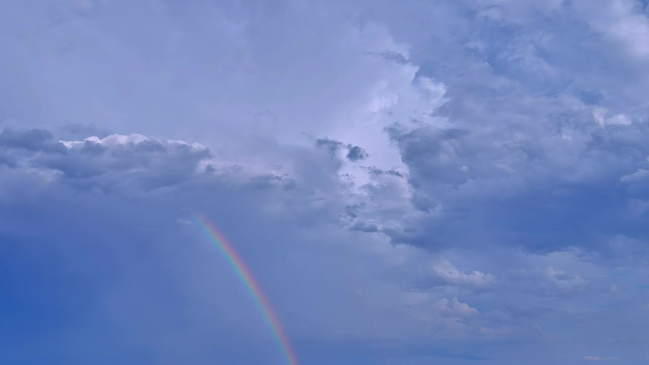 强雷雨一平息，天空中就出现了彩虹。视频素材