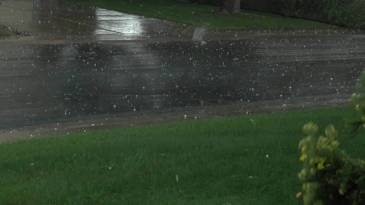 科罗拉多州利特尔顿6月雷暴期间的狂风暴雨和冰雹视频下载