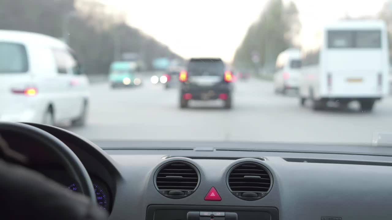 驾驶汽车内部视图在道路上的模糊和仪表板视频素材