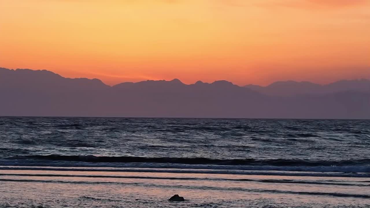 壮观的日出在沙特阿拉伯红海沿岸的山上。视频素材