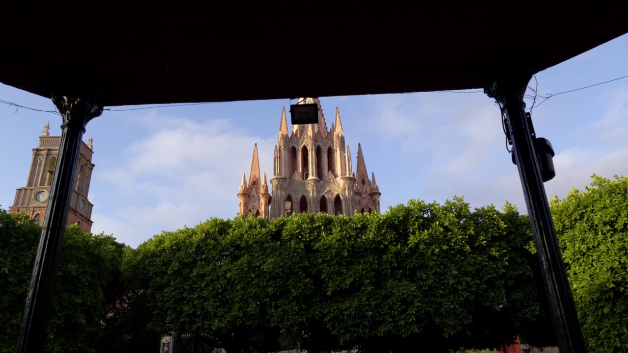 圣米格尔大教堂Arcángel，圣米格尔Parroquia de San Miguel Arcángel和阿连德广场，鸽子飞来飞去，这是墨西哥圣米格尔德阿连德市历史中心的主要花园。视频素材