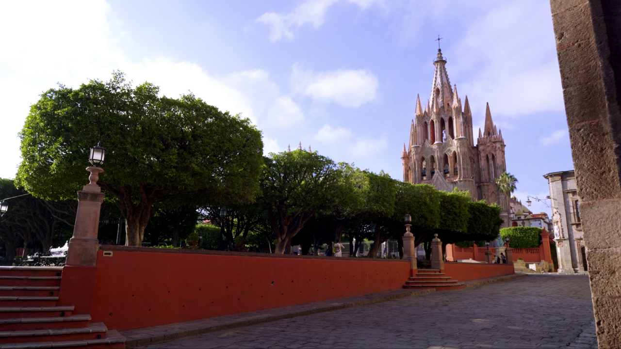 圣米格尔大教堂Arcángel，圣米格尔Parroquia de San Miguel Arcángel和阿连德广场，鸽子在日出时飞来飞，这是墨西哥圣米格尔德阿连德市历史中心的主要花园。视频素材