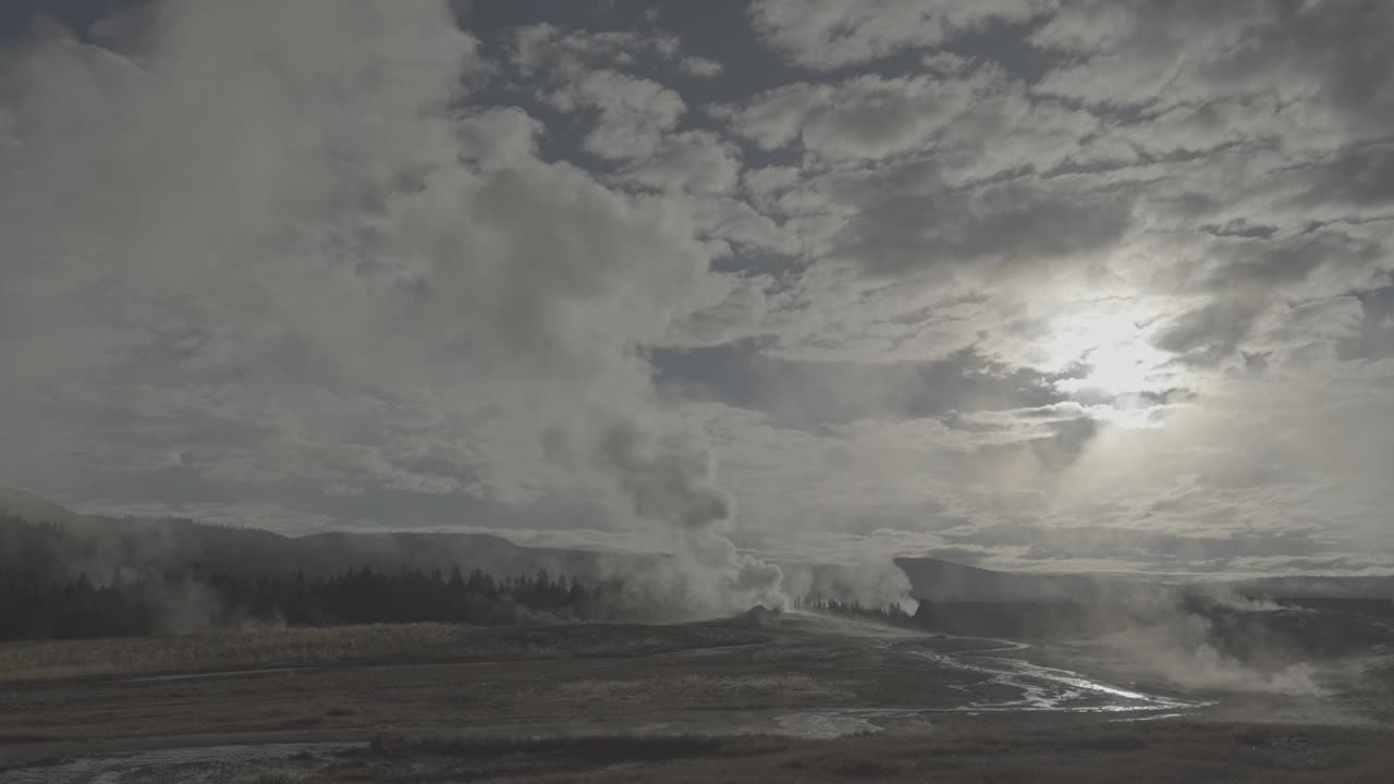 老忠实喷发在日出的早晨上间歇泉盆地超级火山黄石国家公园怀俄明州慢动作视频素材