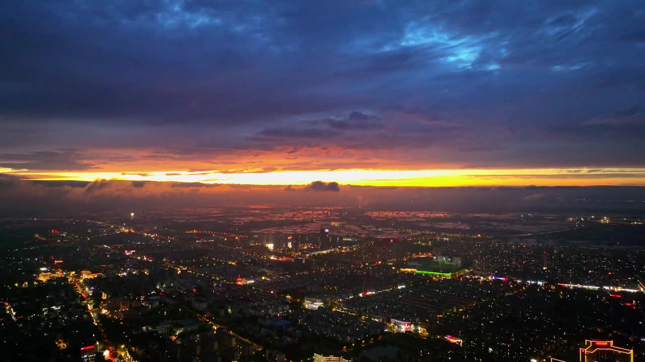 暴雨后日落，城市夜景，雨中航拍视频下载