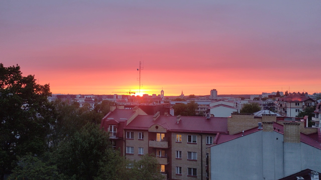 夕阳在城市上空映衬着城市的景色视频素材