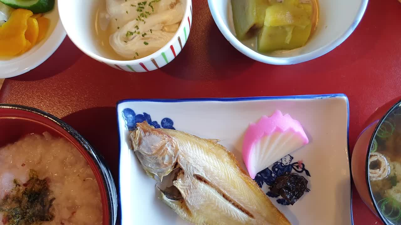 日本料理早餐集早餐粥烤鱼味噌汤泡菜蔬菜等配菜俯视图视频素材