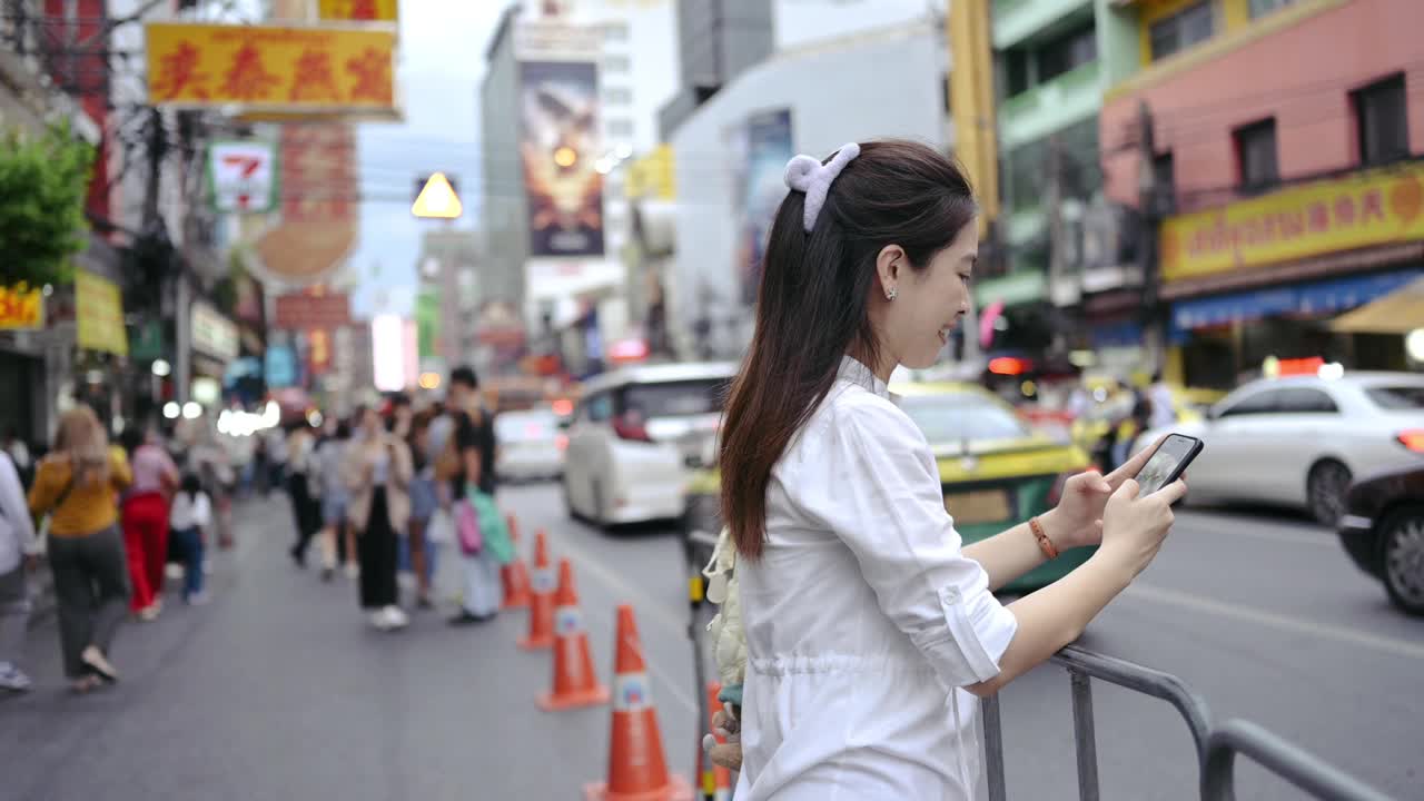 特写女商人用智能手机上的人工智能聊天机器人打字视频素材