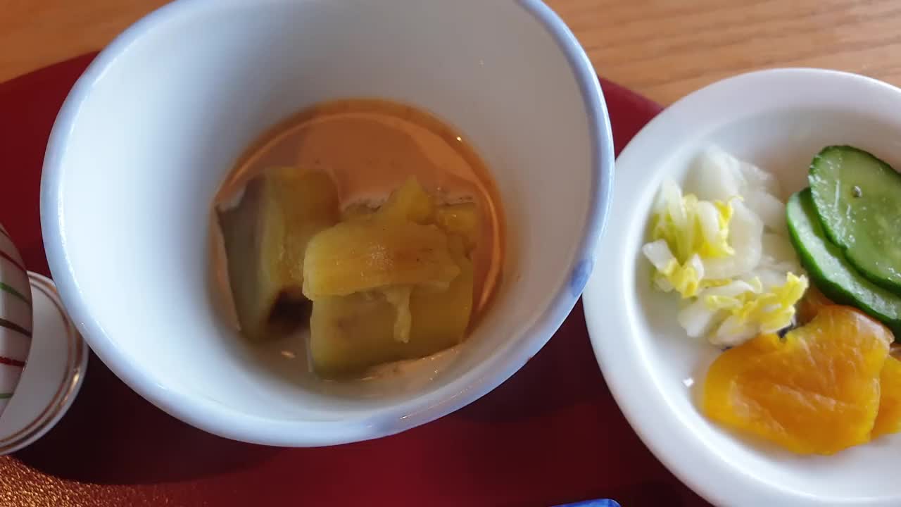 日本料理早餐集早餐粥烤鱼味噌汤泡菜蔬菜等配菜俯视图视频素材