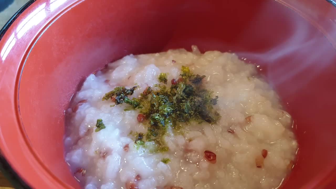 日本料理早餐集早餐粥烤鱼味噌汤泡菜蔬菜等配菜俯视图视频素材