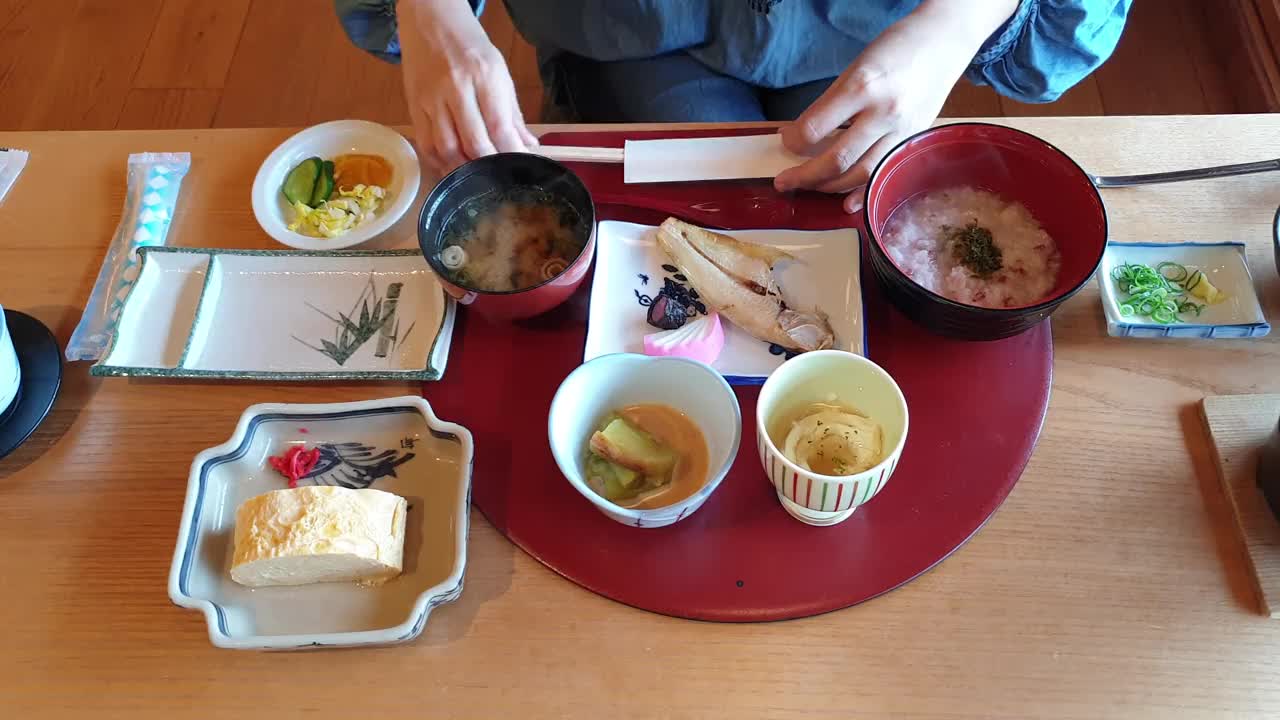 早餐日式料理有日式日式粥、烤鱼腌菜蛋等配菜视频素材